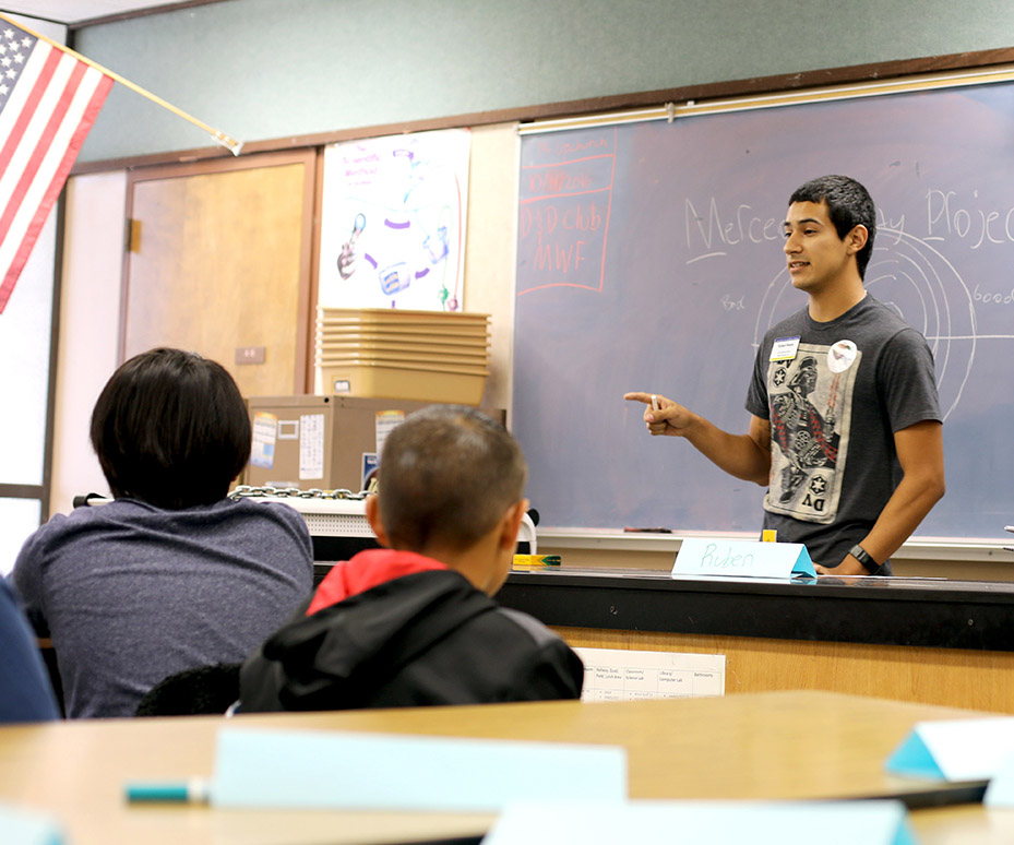 Ruben Reyes mentors eight-graders as part of Project 10%. Ruben Reyes
